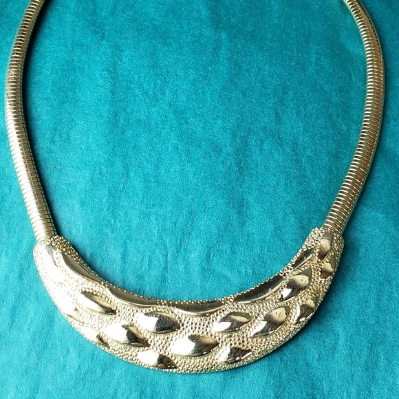 2/25$ Vintage Park lane bib texture metal gold tone necklace - Picture 2 of 6